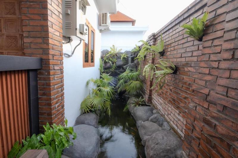 Bali Bata Canggu Guesthouse By Zuzu image
