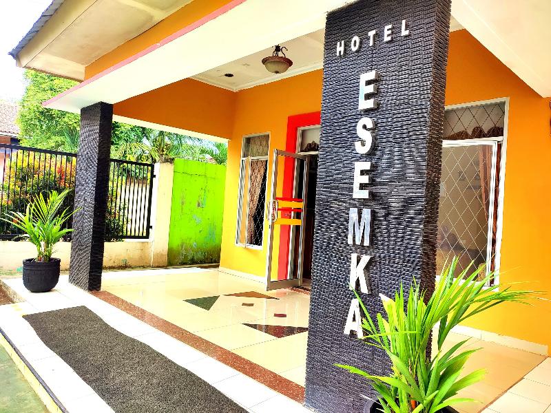 Esemka Hotel And Convention Kotabumi By Zuzu image 4