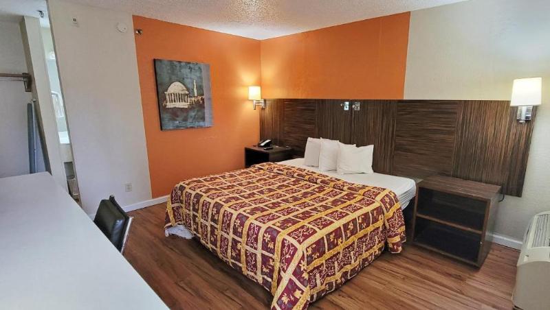 Studio's And Suites 4 Less Charlotte Airp image