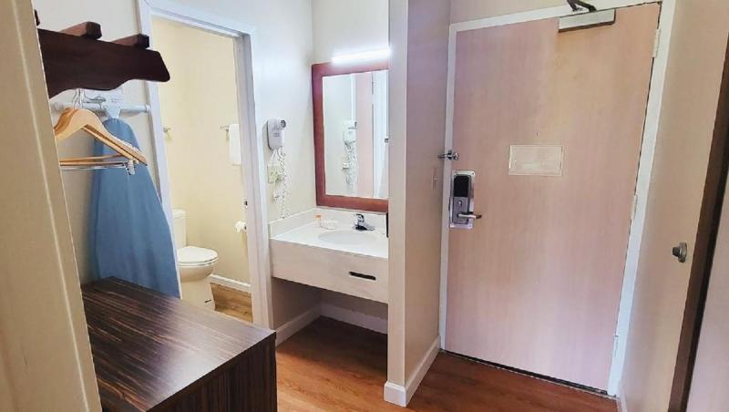 Studio's And Suites 4 Less Charlotte Airp image