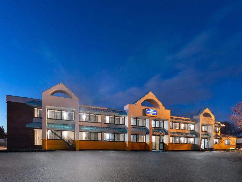 Howard Johnson by Wyndham Malden Boston Area image