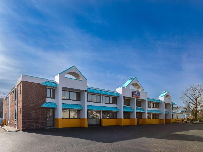 Howard Johnson by Wyndham Malden Boston Area image