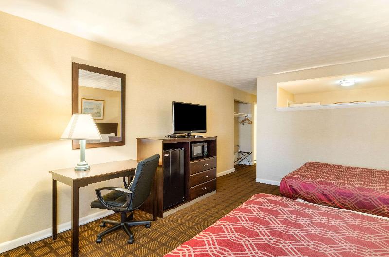 Howard Johnson by Wyndham Malden Boston Area image
