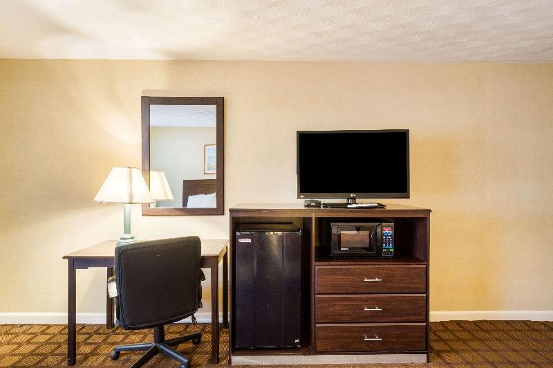 Howard Johnson by Wyndham Malden Boston Area image