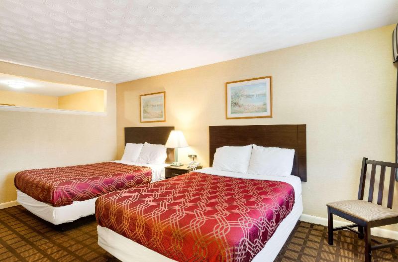 Howard Johnson by Wyndham Malden Boston Area image