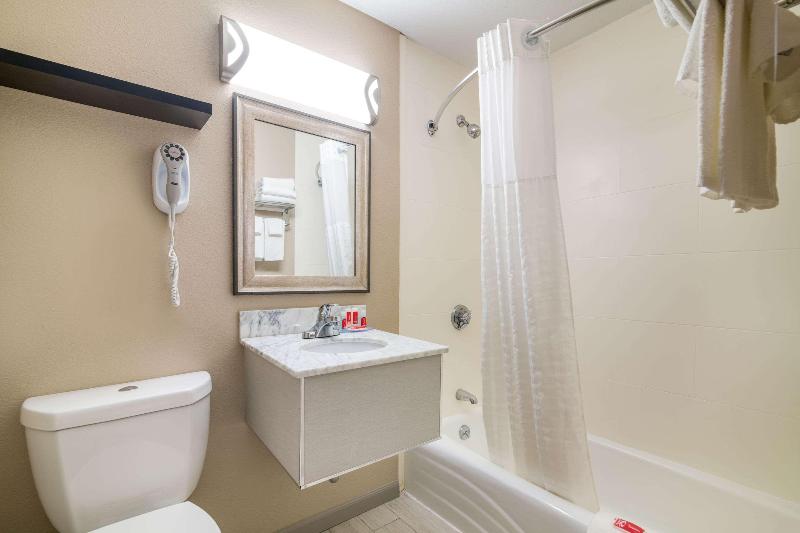 Howard Johnson by Wyndham Malden Boston Area image
