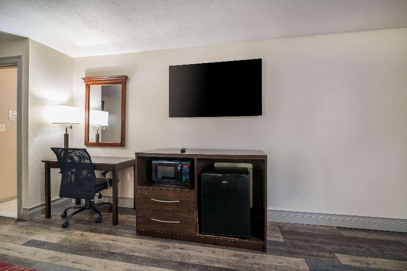 Howard Johnson by Wyndham Malden Boston Area image