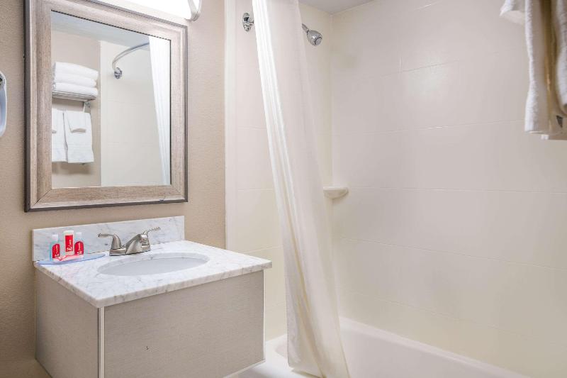 Howard Johnson by Wyndham Malden Boston Area image