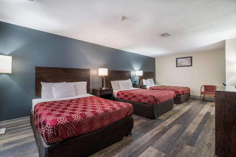 Howard Johnson by Wyndham Malden Boston Area image