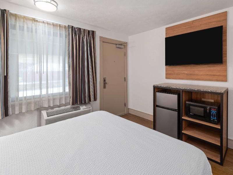 Howard Johnson by Wyndham Malden Boston Area image