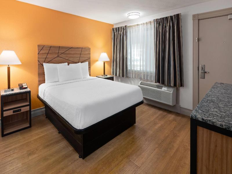 Howard Johnson by Wyndham Malden Boston Area image