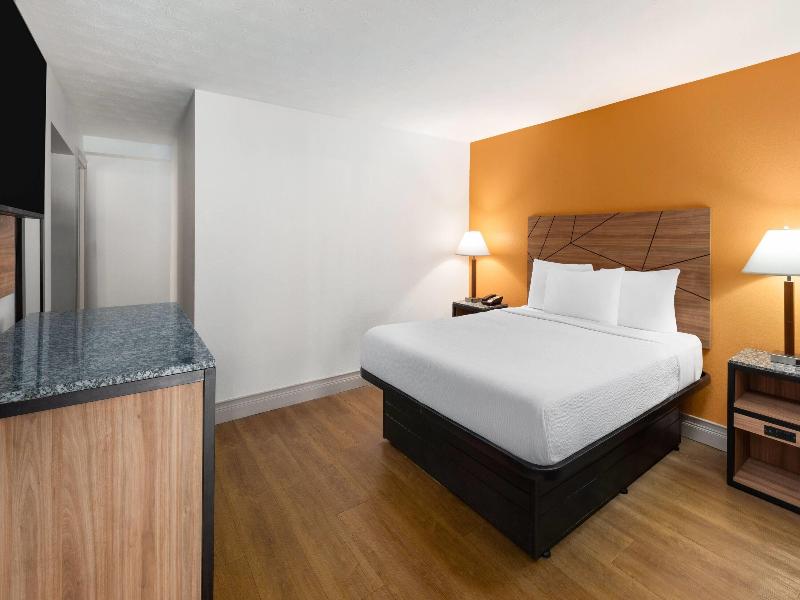 Howard Johnson by Wyndham Malden Boston Area image
