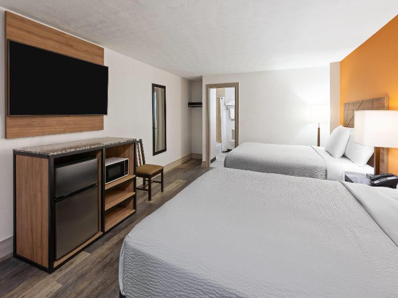 Howard Johnson by Wyndham Malden Boston Area image
