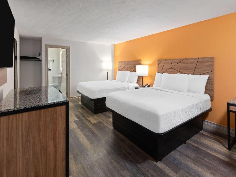 Howard Johnson by Wyndham Malden Boston Area image