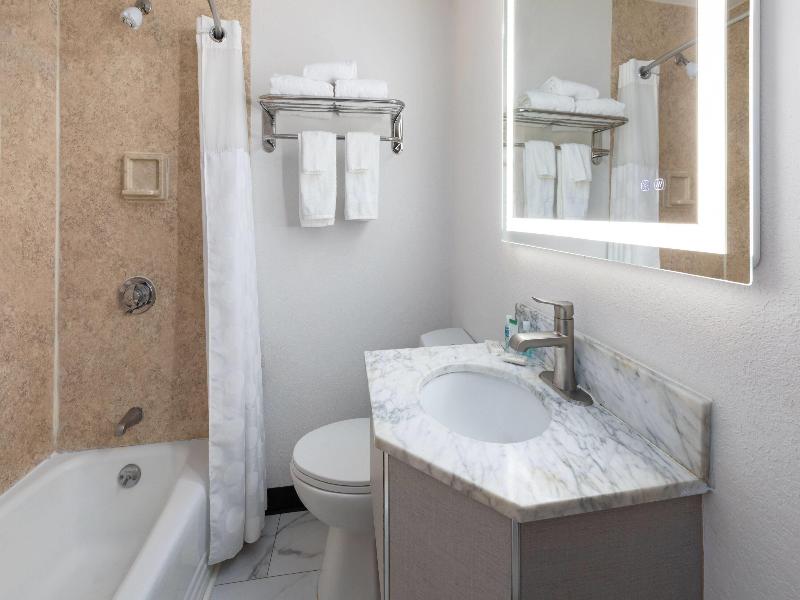 Howard Johnson by Wyndham Malden Boston Area image