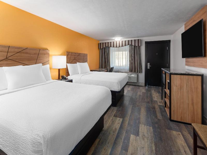 Howard Johnson by Wyndham Malden Boston Area image