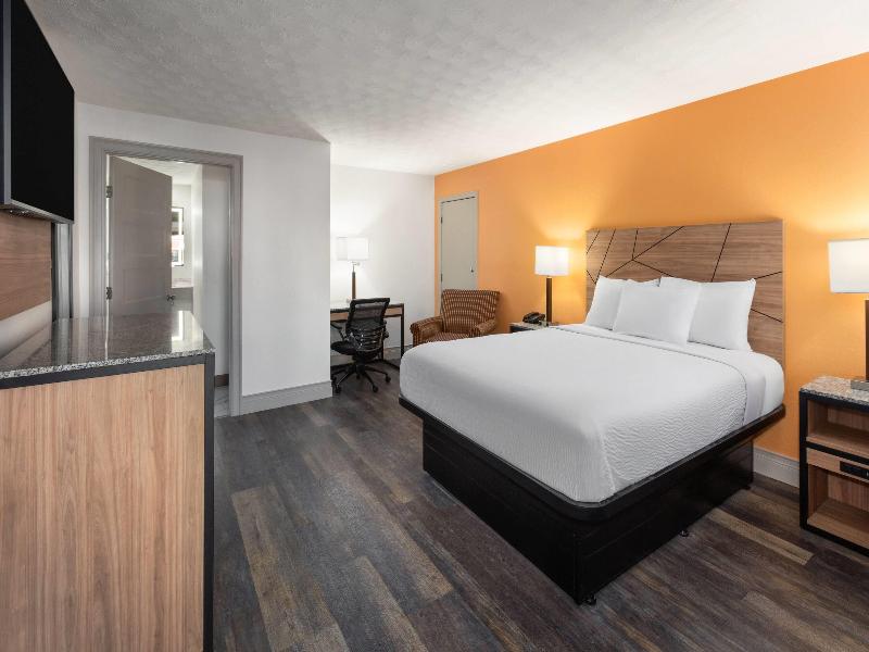 Howard Johnson by Wyndham Malden Boston Area image