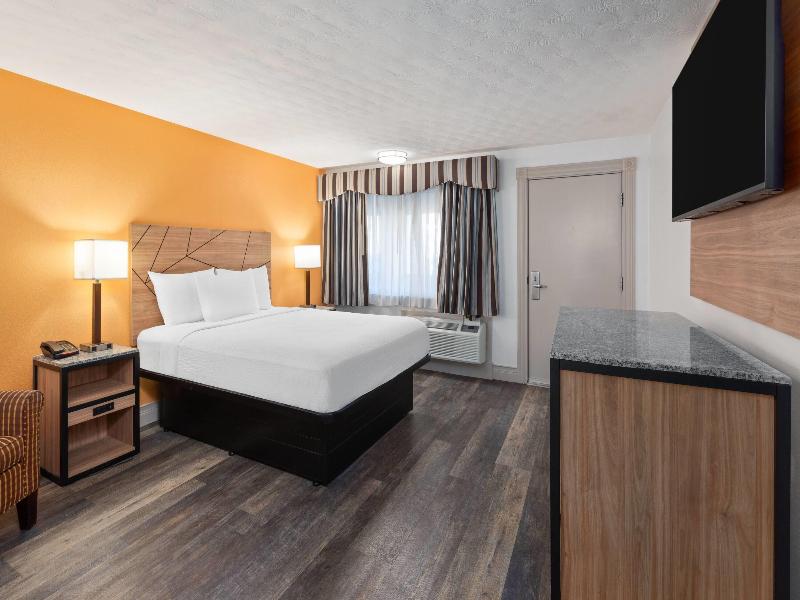 Howard Johnson by Wyndham Malden Boston Area image