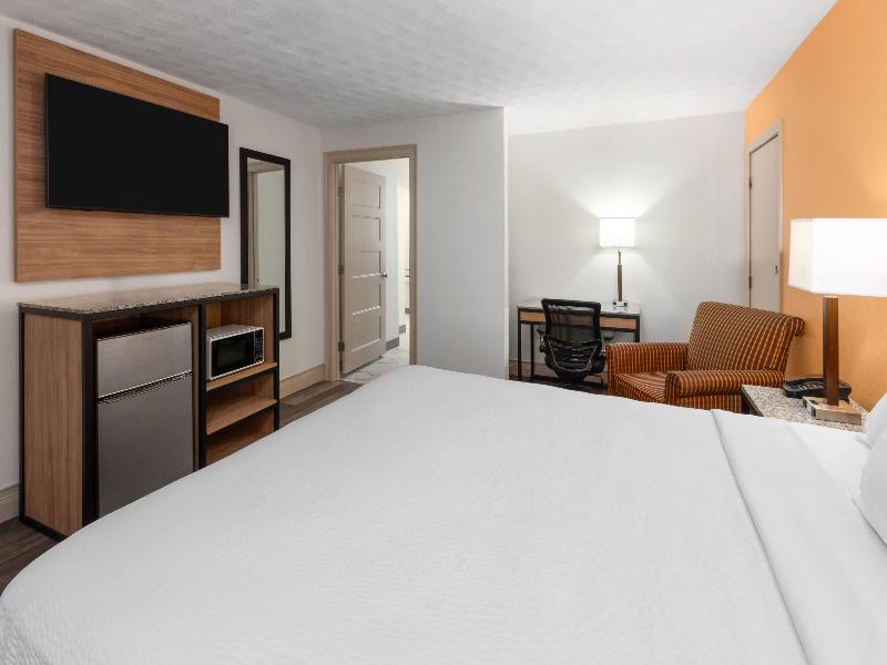 Howard Johnson by Wyndham Malden Boston Area image