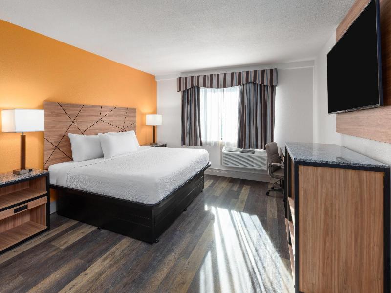Howard Johnson by Wyndham Malden Boston Area image