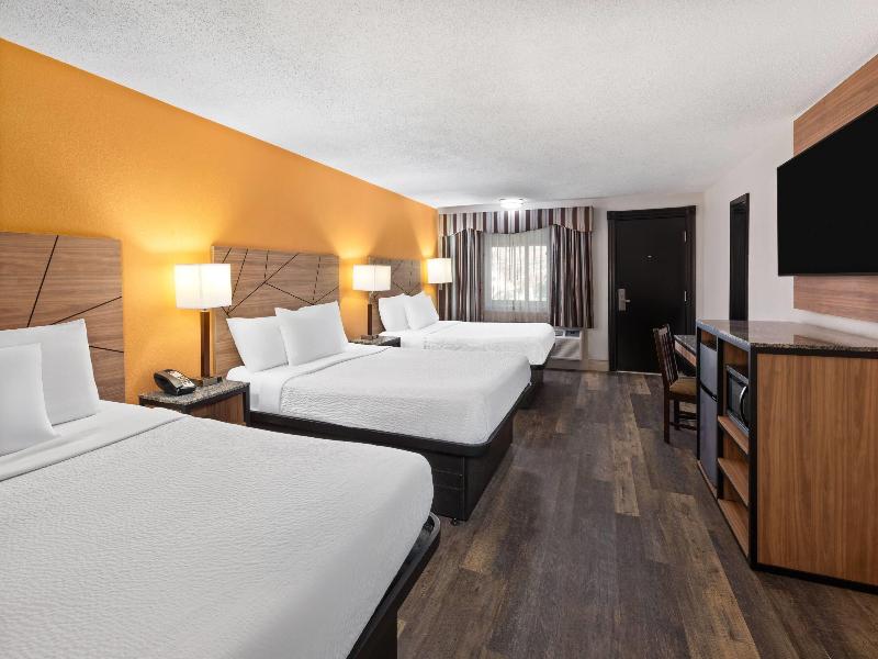 Howard Johnson by Wyndham Malden Boston Area image