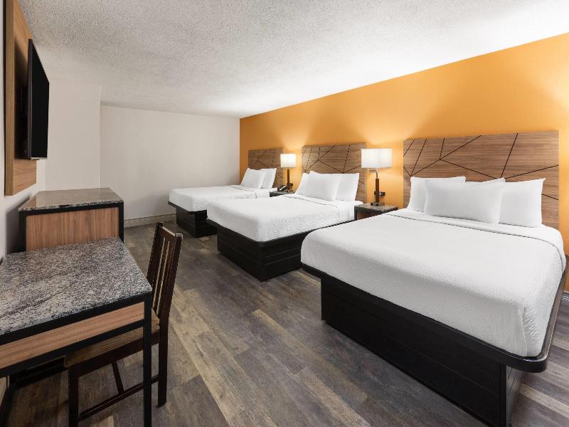 Howard Johnson by Wyndham Malden Boston Area image