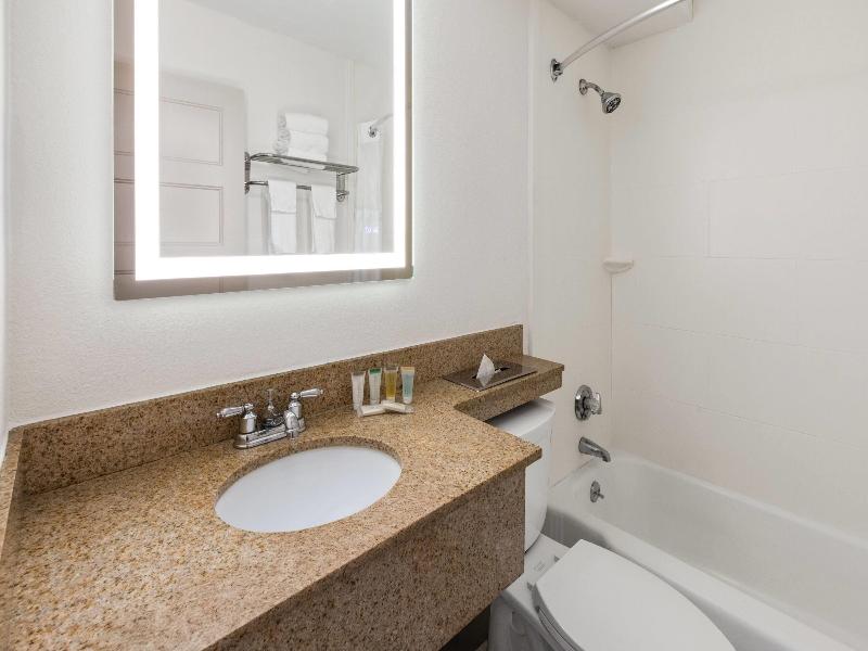 Howard Johnson by Wyndham Malden Boston Area image