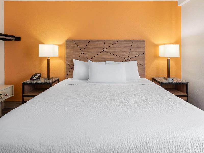 Howard Johnson by Wyndham Malden Boston Area image