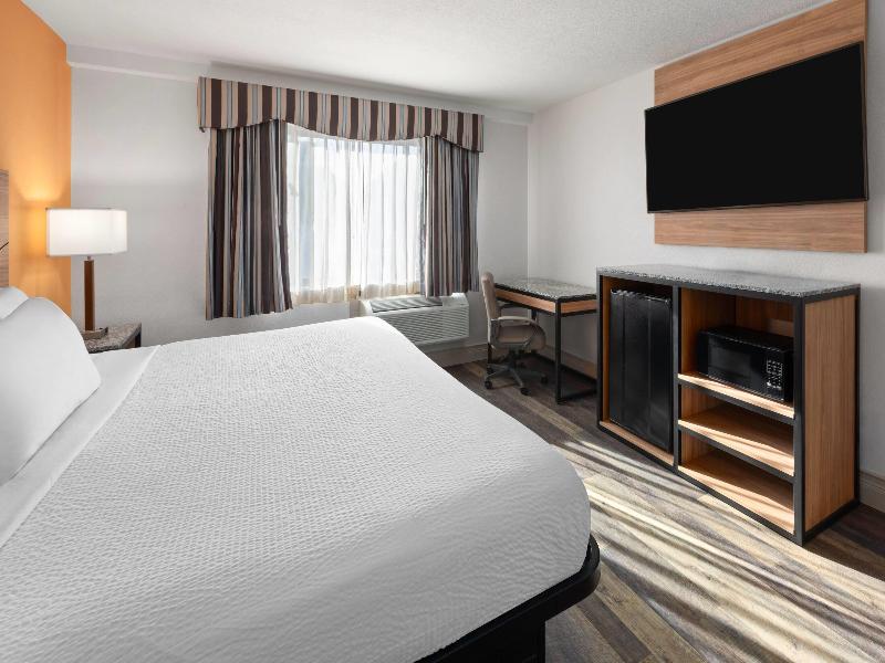 Howard Johnson by Wyndham Malden Boston Area image
