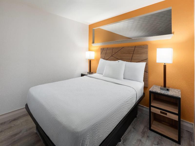 Howard Johnson by Wyndham Malden Boston Area image