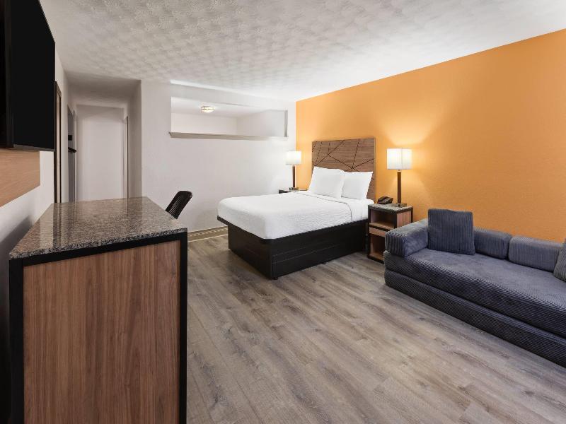 Howard Johnson by Wyndham Malden Boston Area image