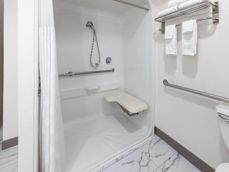 Howard Johnson by Wyndham Malden Boston Area image