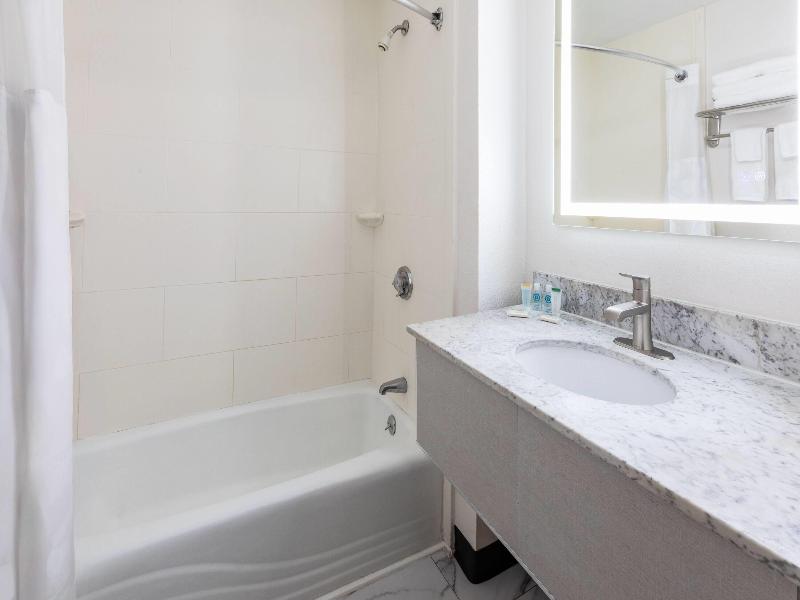 Howard Johnson by Wyndham Malden Boston Area image
