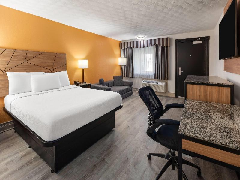 Howard Johnson by Wyndham Malden Boston Area image