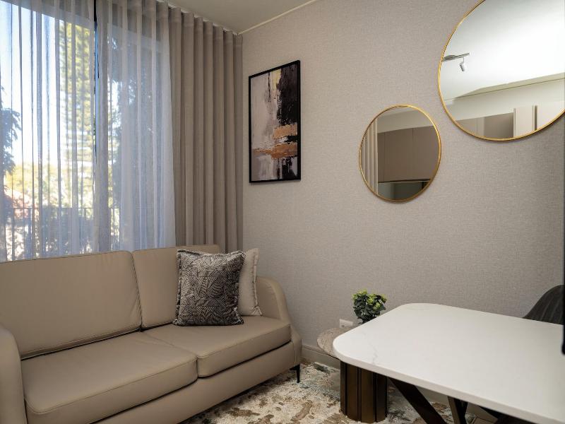 One Rosebank Executive Apartment Hotel image