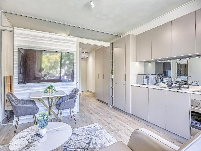 One Rosebank Executive Apartment Hotel image