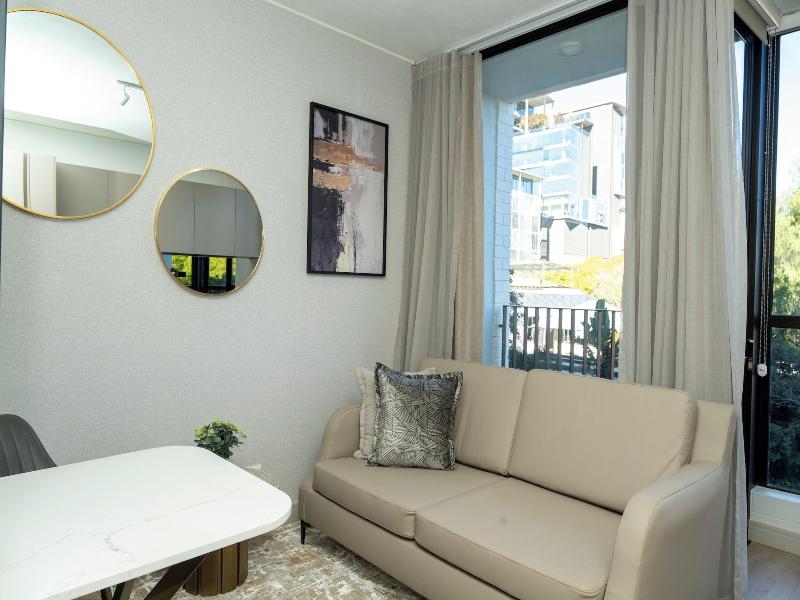 One Rosebank Executive Apartment Hotel image