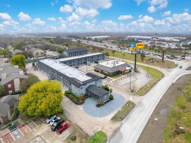 Super 8 By Wyndham Texas City image