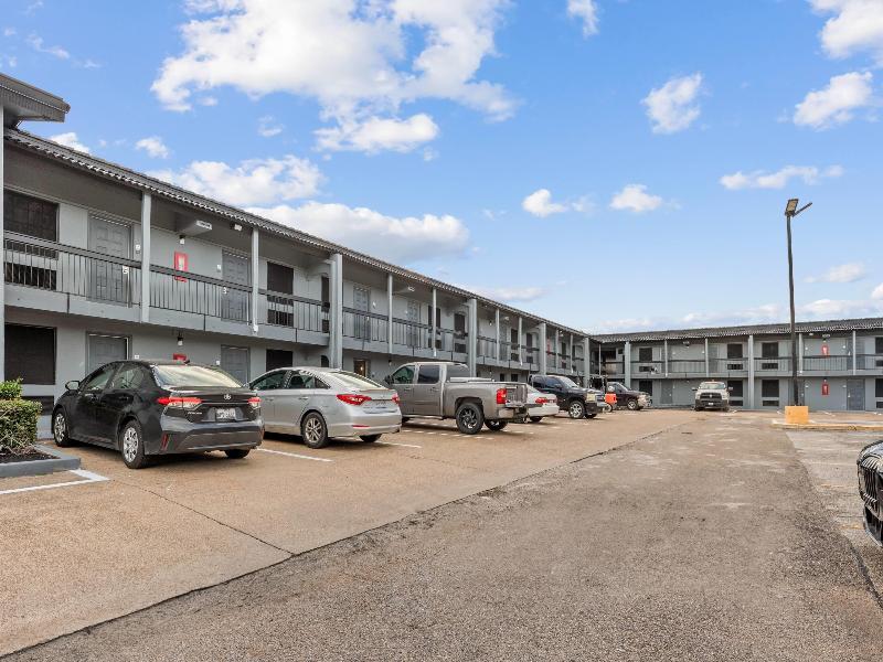 Super 8 By Wyndham Texas City image