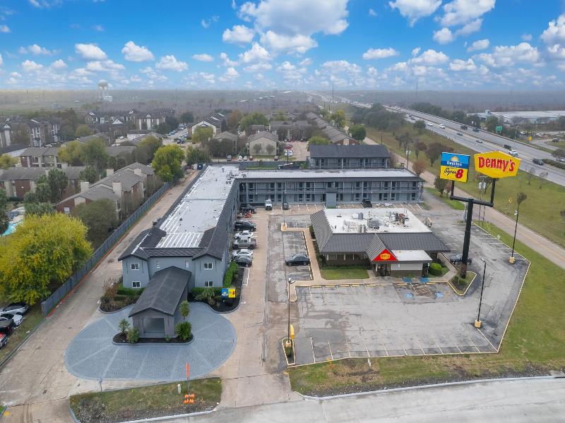 Super 8 By Wyndham Texas City image