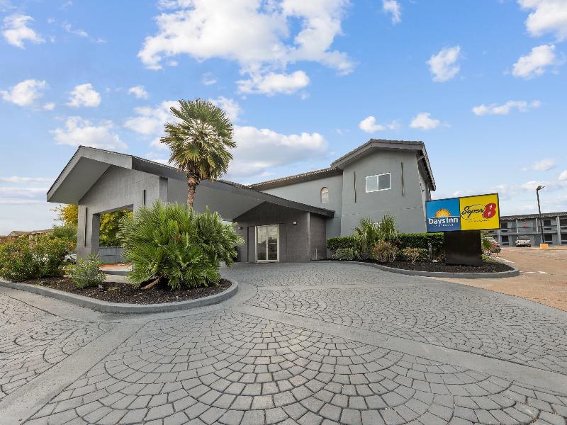 Super 8 By Wyndham Texas City image
