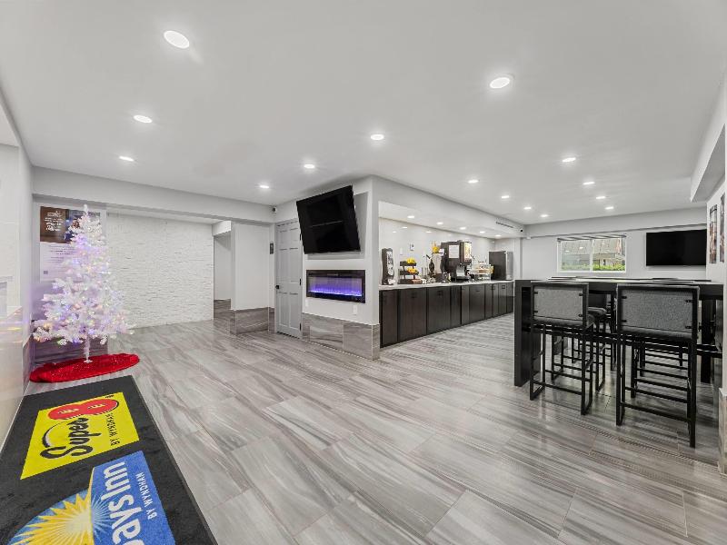 Super 8 By Wyndham Texas City image