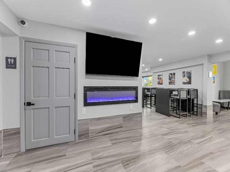 Super 8 By Wyndham Texas City image