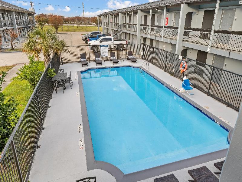 Super 8 By Wyndham Texas City image