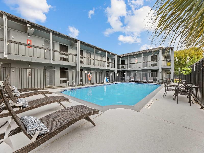 Super 8 By Wyndham Texas City image