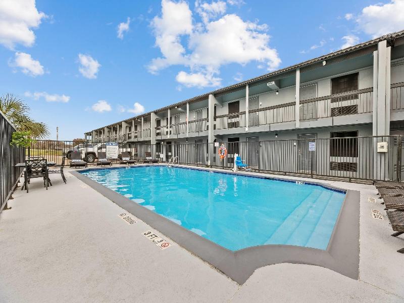 Super 8 By Wyndham Texas City image