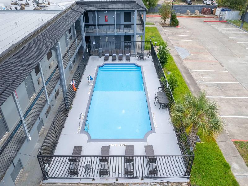 Super 8 By Wyndham Texas City image