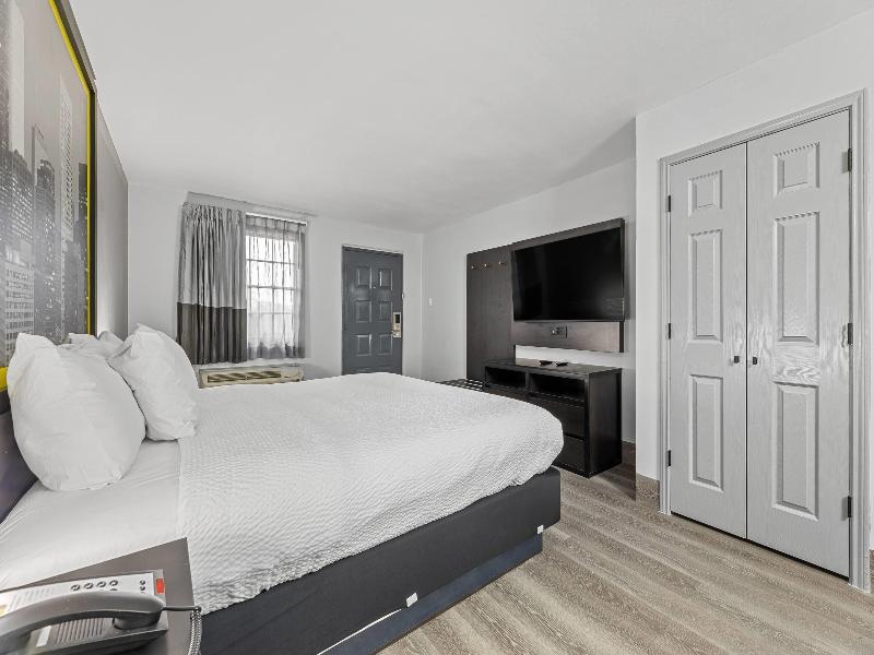 Super 8 By Wyndham Texas City image