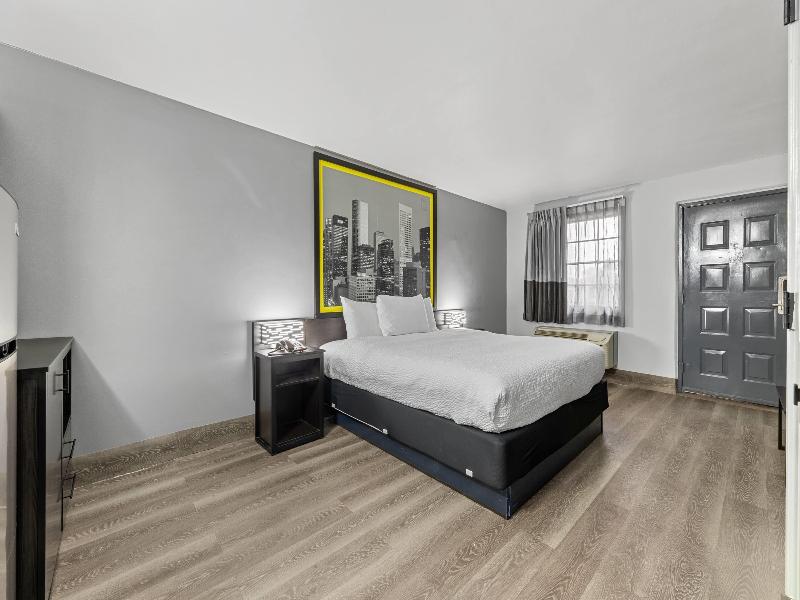 Super 8 By Wyndham Texas City image