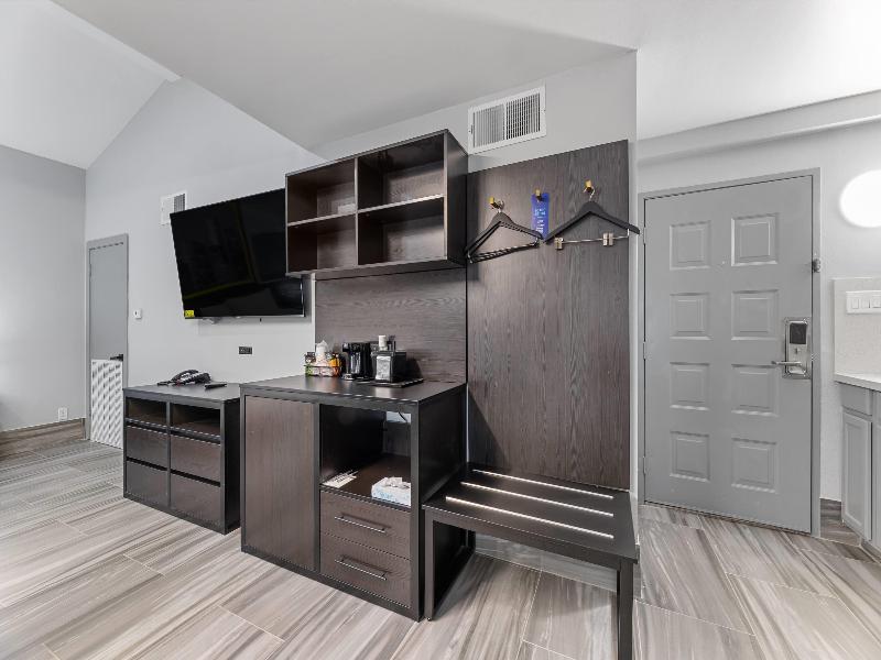 Super 8 By Wyndham Texas City image